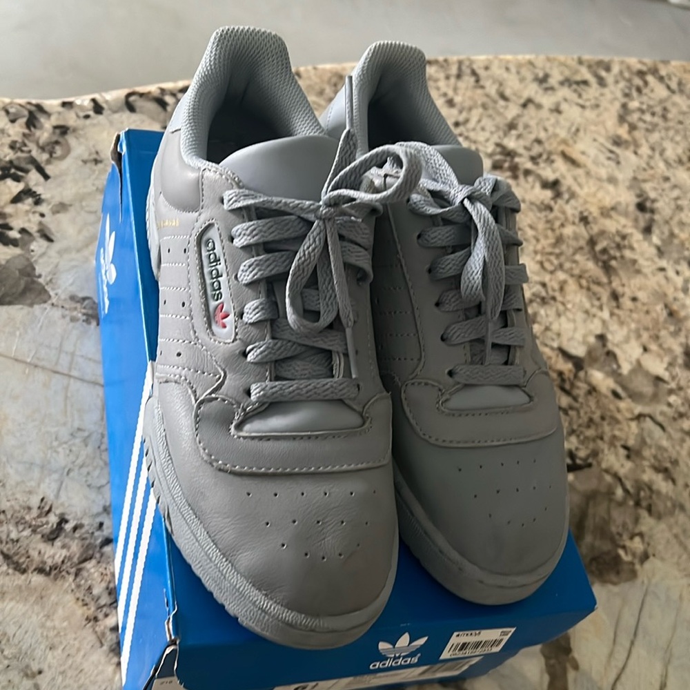 Yeezy x Adidas Calabasas sneaker 6.5m